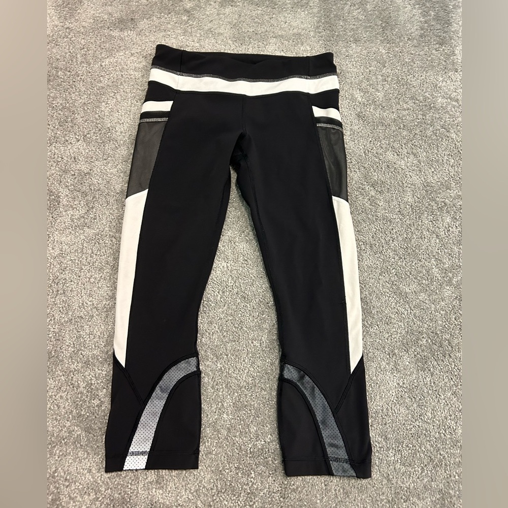 Black and white lululemon crop leggings